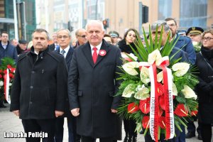 Wojewoda z delegacja składają wiązankę pod pomnikiem