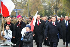 Oficiele podczas przemarszu