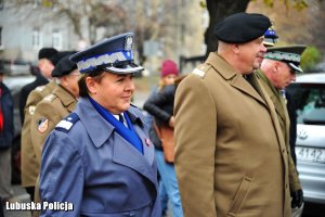 Generał Policji oraz Wojska Polskiego podczas przemarszu