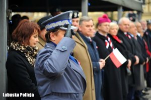 Generał Policji salutująca