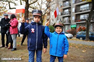 Uczestnicy uroczystości z biało-czerwonymi flagami