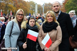 Uczestnicy uroczystości z biało-czerwonymi flagami