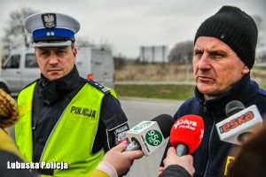 Policjant ruchu drogowego oraz mechanik podczas wywiadu