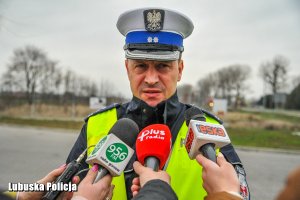 Policjant ruchu drogowego podczas wywiadu