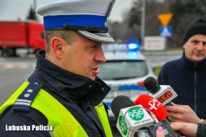 Policjant ruchu drogowego podczas wywiadu