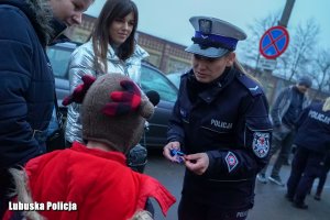 policjantka rozmawia z dzieckiem