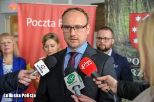 Przedstawiciel Poczty Polskiej podczas konferencji prasowej