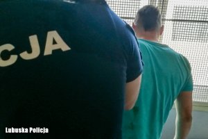 policjant wraz z zatrzymanym mężczyzną