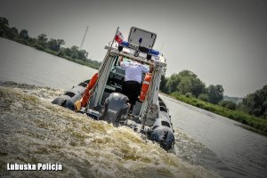 policyjni wodniacy podczas patrolu rzeki