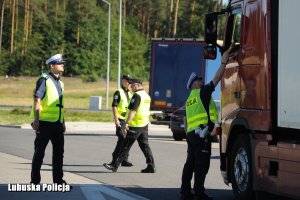 Policjanci sprawdzają trzeźwość kierowcy.