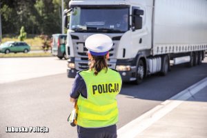 Policjantka podczas działań.