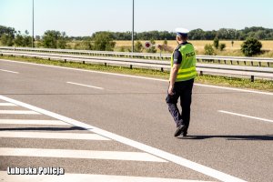 Policjant na drodze ekspresowej S3.