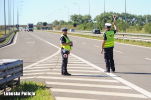 Policjanci na drodze ekspresowej S3.