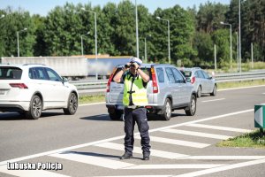 Policjant na drodze ekspresowej S3.