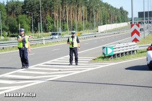 Policjant na drodze ekspresowej S3.