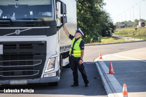 Policjant sprawdza stan trzeźwości.