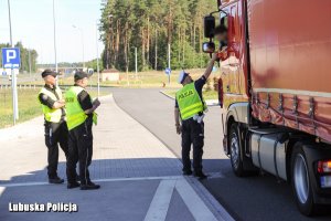 policjanci kontrolują trzeźwość kierowców