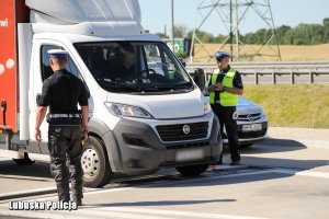 służby podczas kontroli drogowej