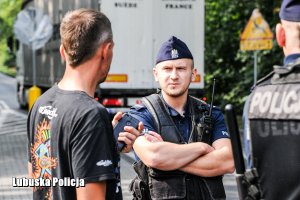 Policjant podczas rozmowy z mężczyzną.