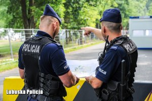 Policjanci przy szykanach.