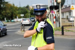 Policjant ruchu drogowego podczas czynności na drodze.