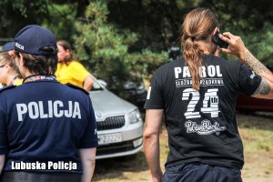 Policjanci podczas ćwiczeń na terenie festiwalu.