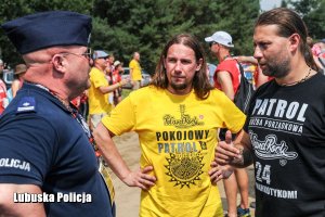 Policjanci podczas ćwiczeń na terenie festiwalu.