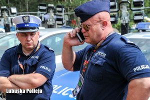 Policjanci podczas ćwiczeń na terenie festiwalu.