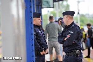 policjanci na peronie