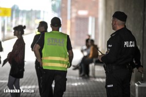 policjanci na peronie