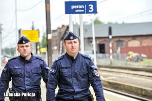 policjanci patrolują stację