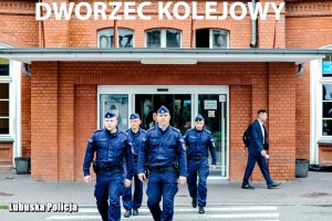 policjanci wychodzą ze stacji