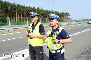 Policjanci podczas kontroli drogowej.