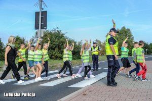 Policjantki pokazują, jak bezpiecznie korzystać z przejścia dla pieszych.