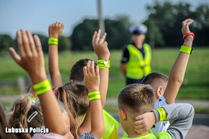 Dzieci i policjantki na przejściu dla pieszych.