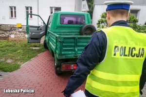 policjant sprawdza stan techniczny pojazdu