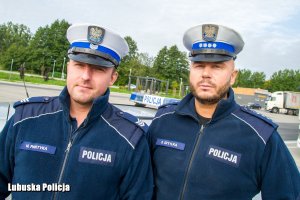 policjanci, którzy zatrzymali podejrzanych o pobicie