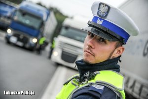 Policjant podczas działań EDWARD 2019.