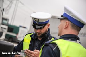 Policjanci podczas czynności służbowych na drodze.