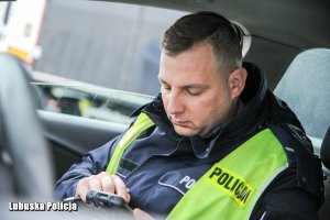 Policjant podczas legitymowania.