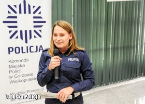 Policjantka na spotkaniu profilaktycznym.