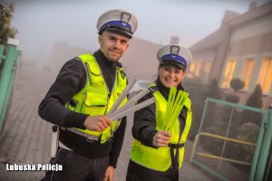 Policjanci z elementami odblaskowymi.