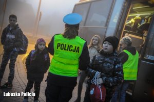 Policjanci rozdają elementy odblaskowe.