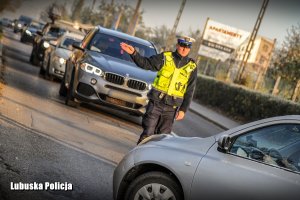 policjant kieruje ruchem