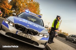 policjanci przy radiowozie