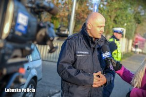 policjant udziela wywiadu do telewizji