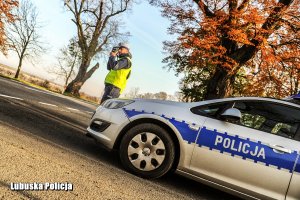 policjanci sprawdzają prędkość pojazdów