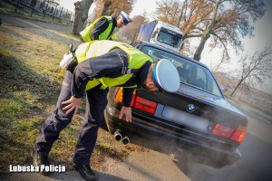 policjanci sprawdzają stan techniczny pojazdu