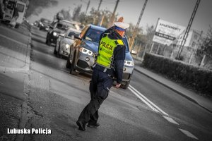 Policjanci podczas czynności służbowych.