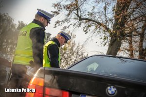 Policjanci drogówki podczas czynności służbowych.